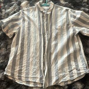 Men’s short sleeved, button-down shirt